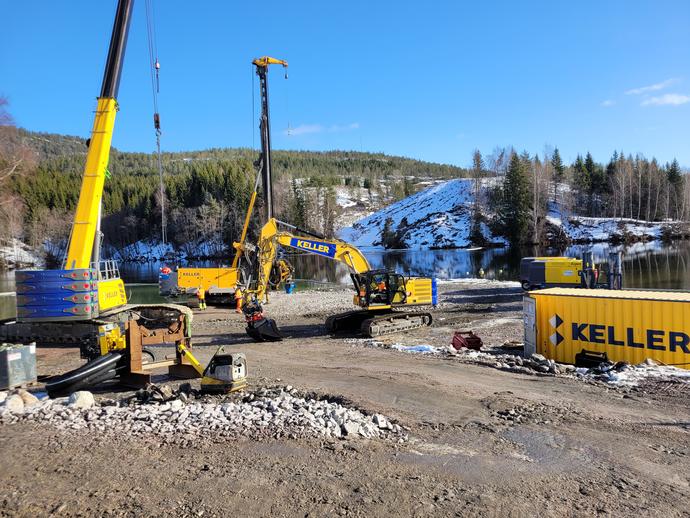 Mobilization of the equipment for the foundation of a new bridge over Eidselva river